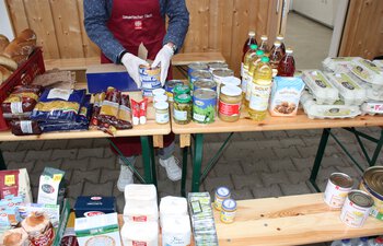 Lebensmittelausgabe beim Hachinger Tisch plus+ | © Caritas Oberbayern